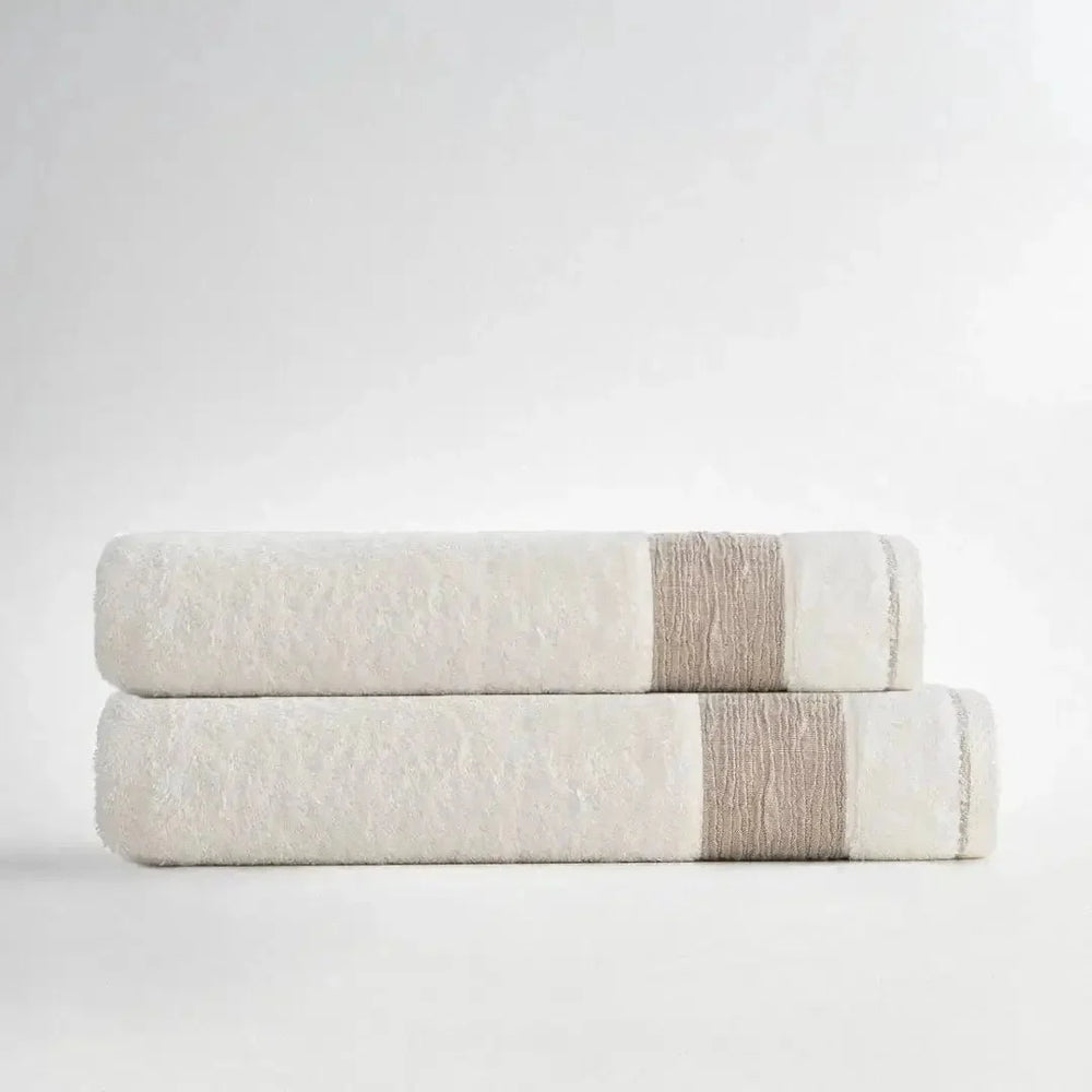 2-teiliges Bio-Baumwoll-Handtuchset in Creme | 520 g/m², mit handgesticktem Emblem
