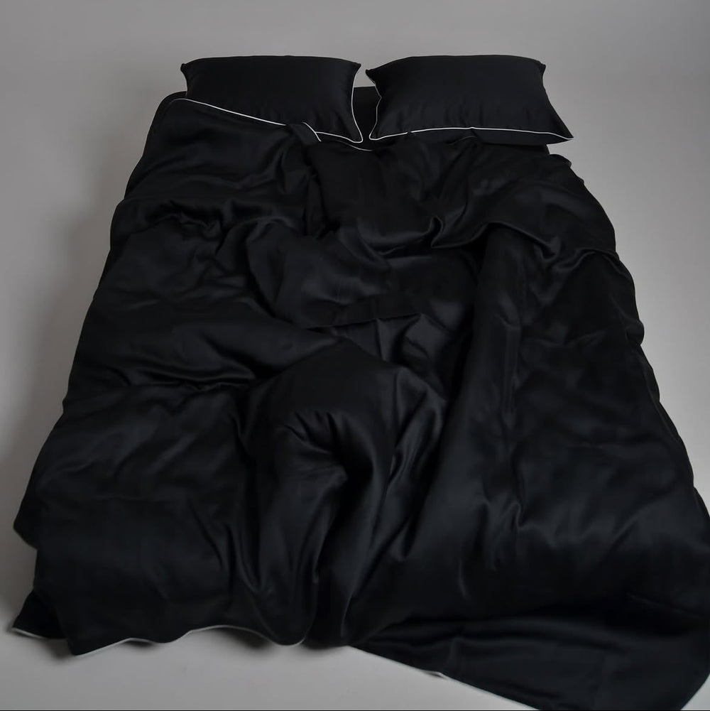 Schwarzes Satin-Bettwäsche-Set mit weißer Paspel | Lux Atelier