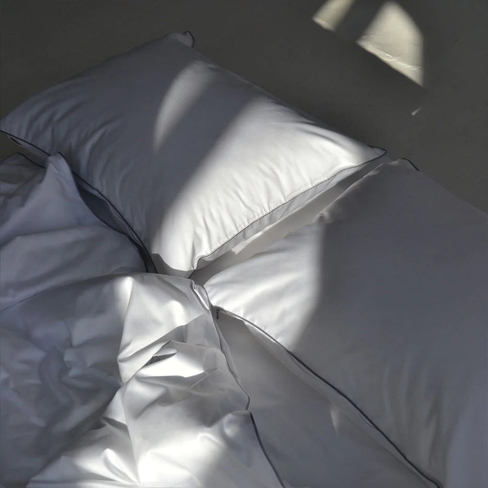 Weißes Satin-Bettwäsche-Set mit grauer Paspel | Lux Atelier
